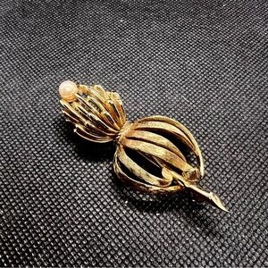 Vintage Marcel Boucher #8941P Gold Tone Flower W/ Pearl Brooch Pin‎ Signed 2.5”
